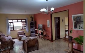 Casa confortável com piscina e churrasqueira
